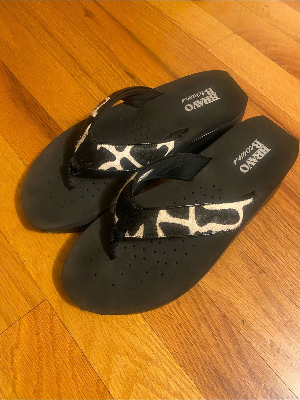 Bravo Browns Cow Print Leather Upper Flip Flop Wedge Samdals Size 8 Worn Once